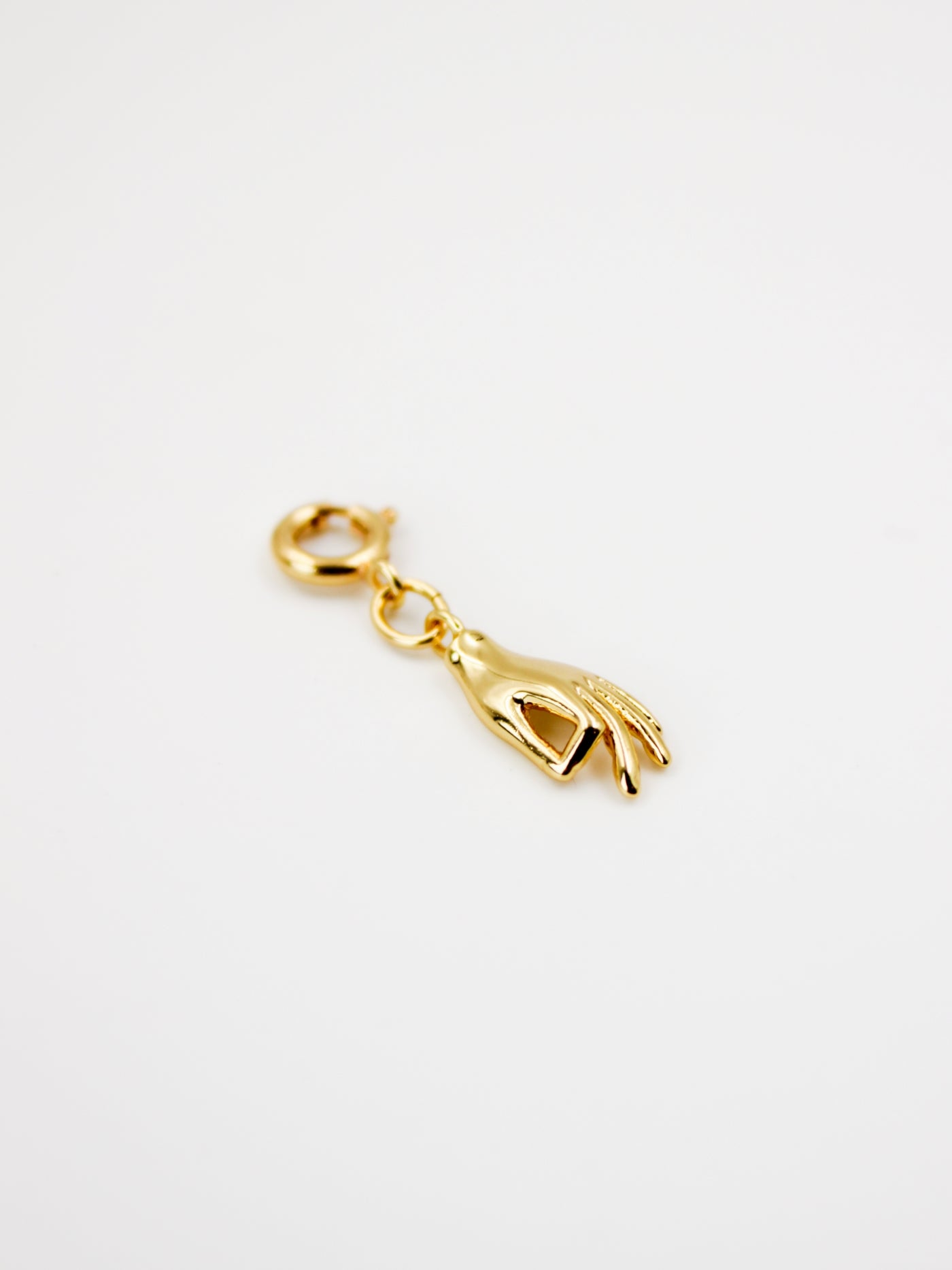 Charm main doré de la gamme GRIGRI - L'Atelier des Dames
