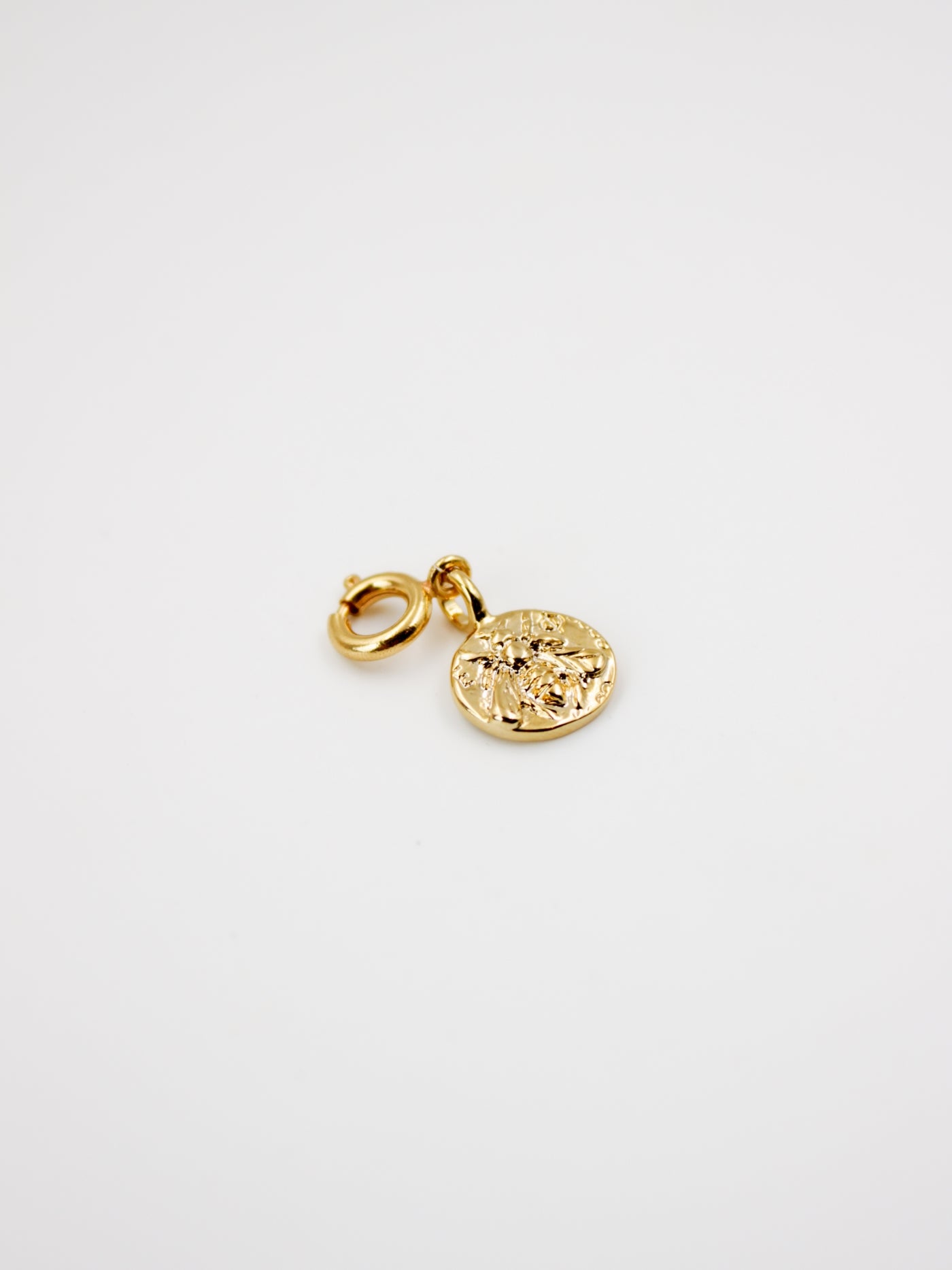 Charm abeille doré avec fermoir de la gamme GRIGRI - L'Atelier des Dames
