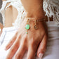 Composition charms bracelet porté