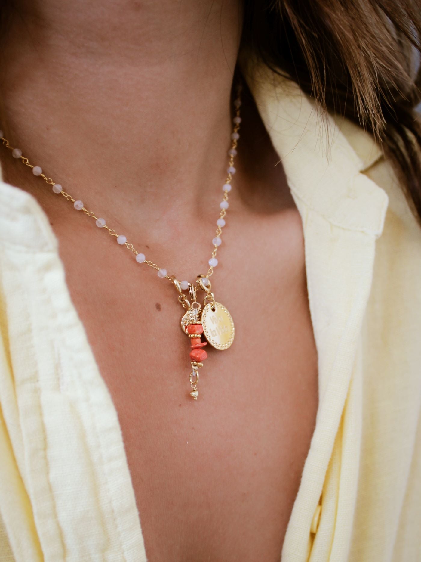 Composition charms collier perles en pierre de lune