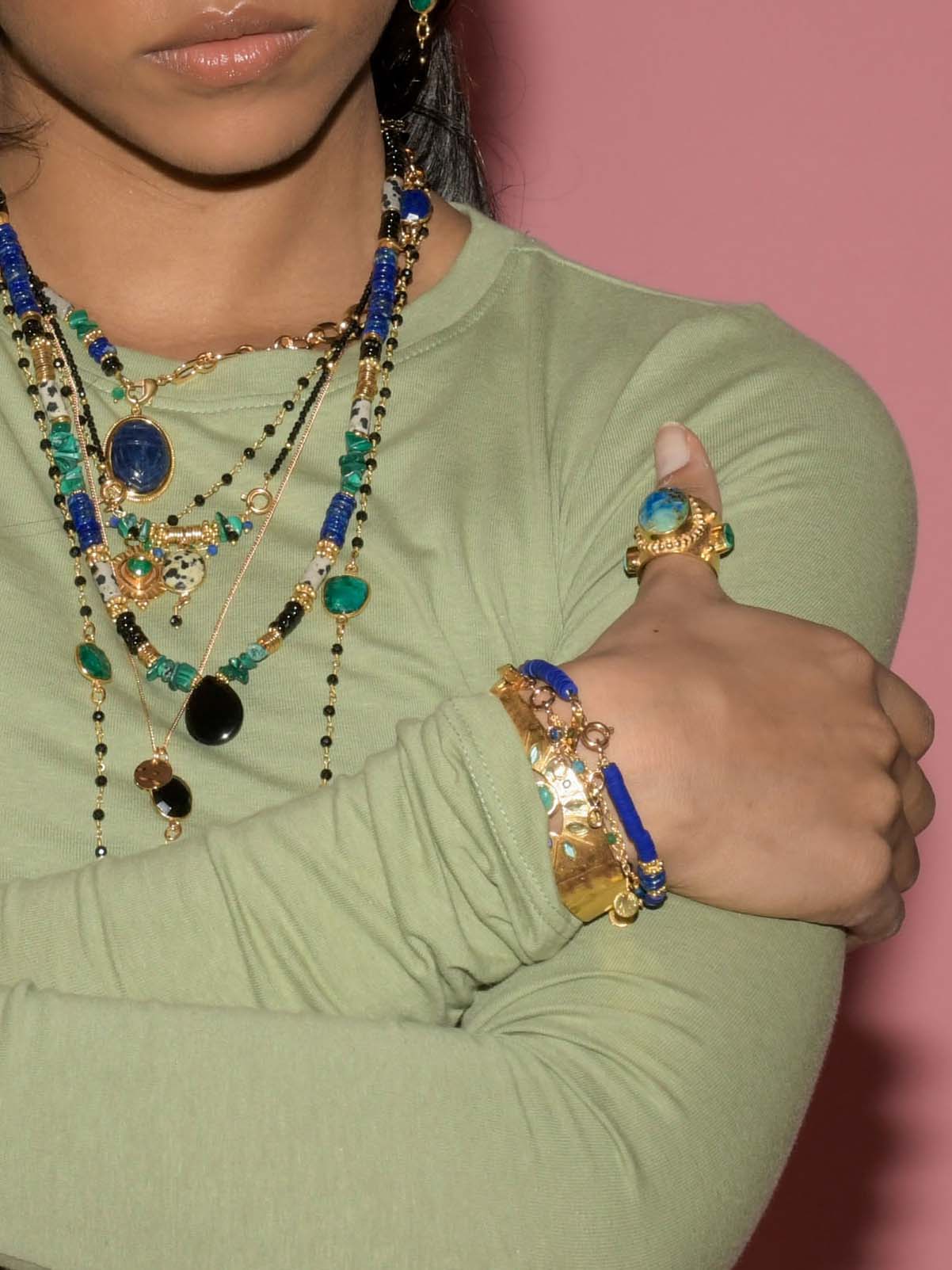 Bracelet double - gamme BILLIE - laiton doré à l’or fin - pierre naturelle : azurite - photo shooting - accumulation de bijoux - nouvelle collection 23FW - l’Atelier des Dames