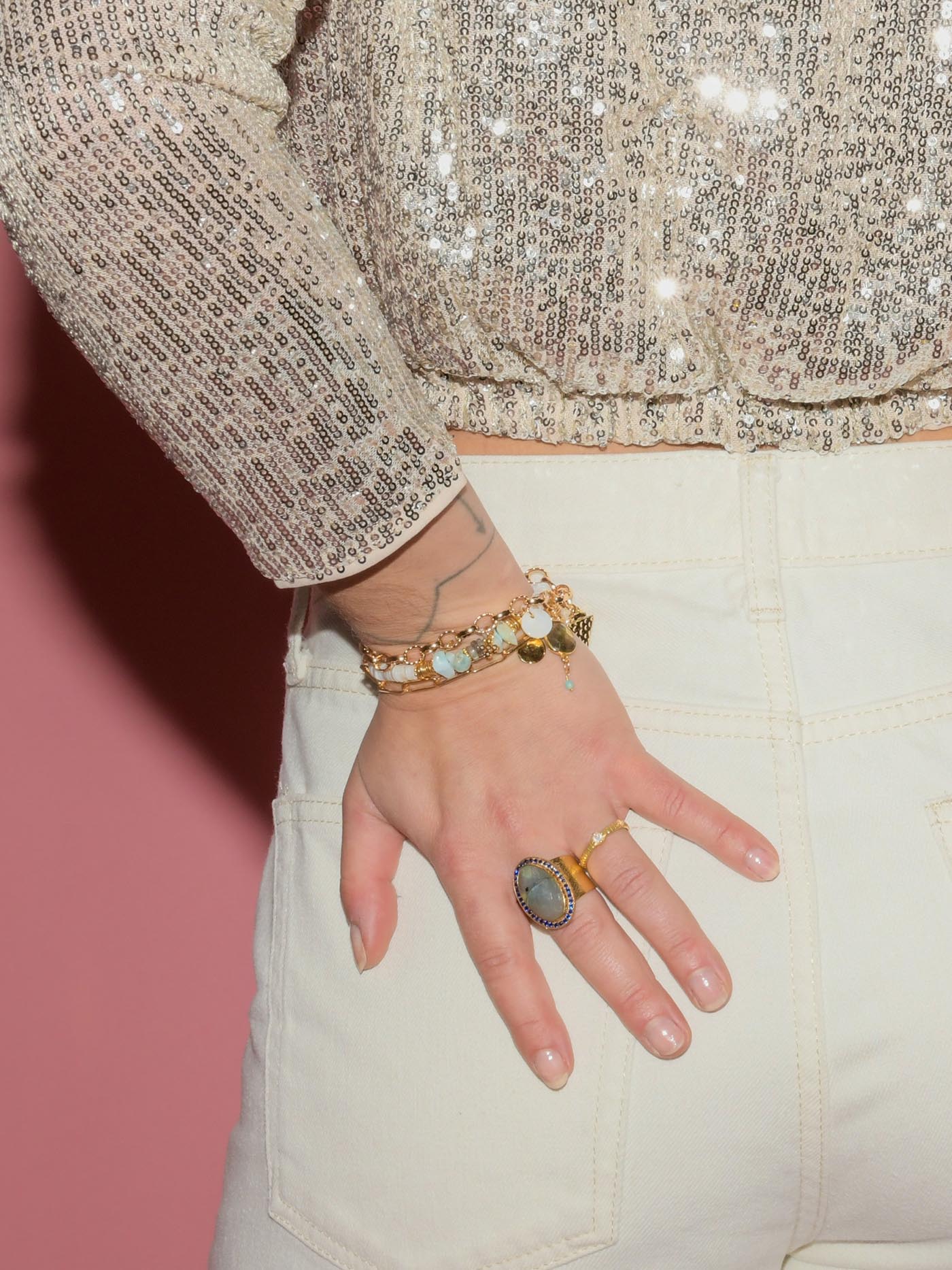 Bracelet scarabée doré - gamme MANON - laiton doré à l’or fin - photo shooting - accumulation de bijoux - nouvelle collection 23FW - l’Atelier des Dames