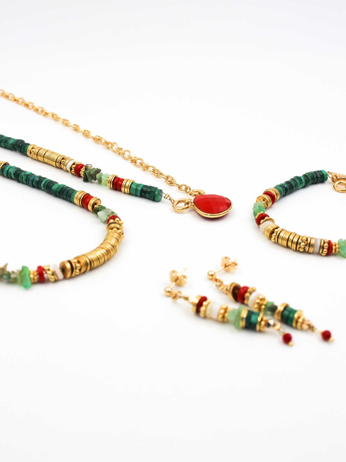 Collection de bijoux de la gamme FRIDA - pierres naturelles : malachite, chrysoprase, corail, nacre - nouvelle collection 23FW - l’Atelier des Dames