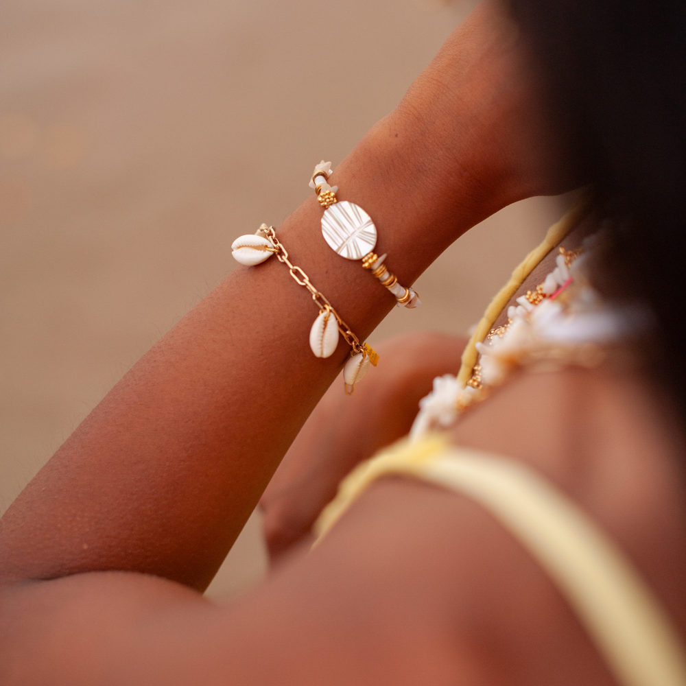 Bracelet en laiton doré à l'or fin, collection Sun Kiss, orné de pierres naturelles, idéal pour un look solaire et élégant.