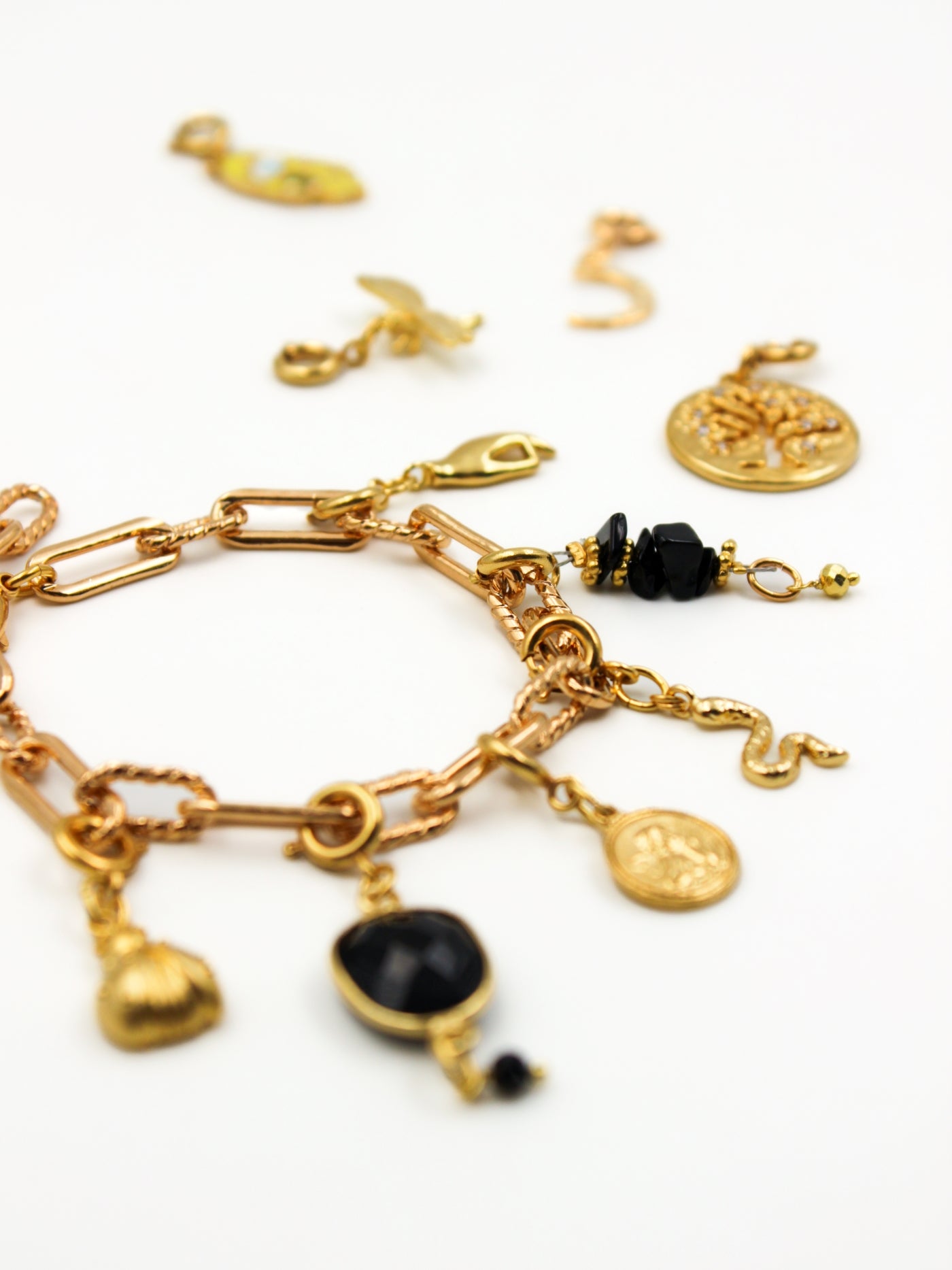 Composition de charms sur le bracelet en mailles torsadés de la gamme GRIGRI - L'Atelier des Dames