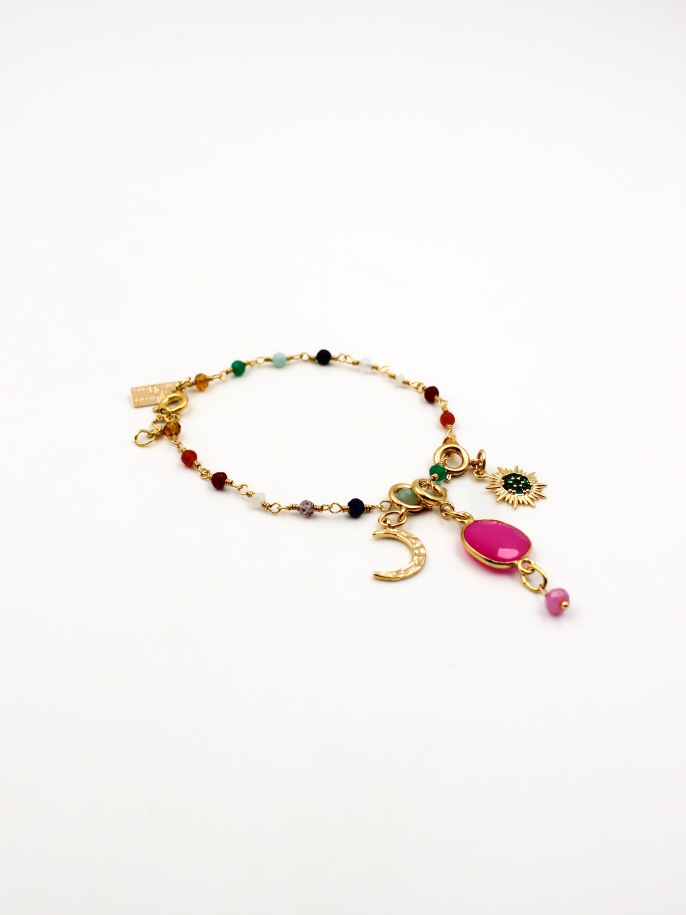 Composition charms sur base bracelet perles de la gamme GRIGRI - L'Atelier des Dames