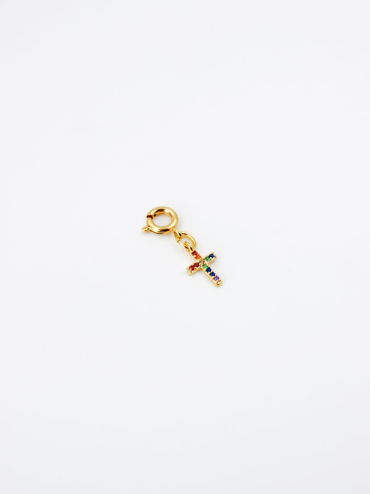 Charm croix multico avec fermoir de la gamme GRIGRI - L'Atelier des Dames