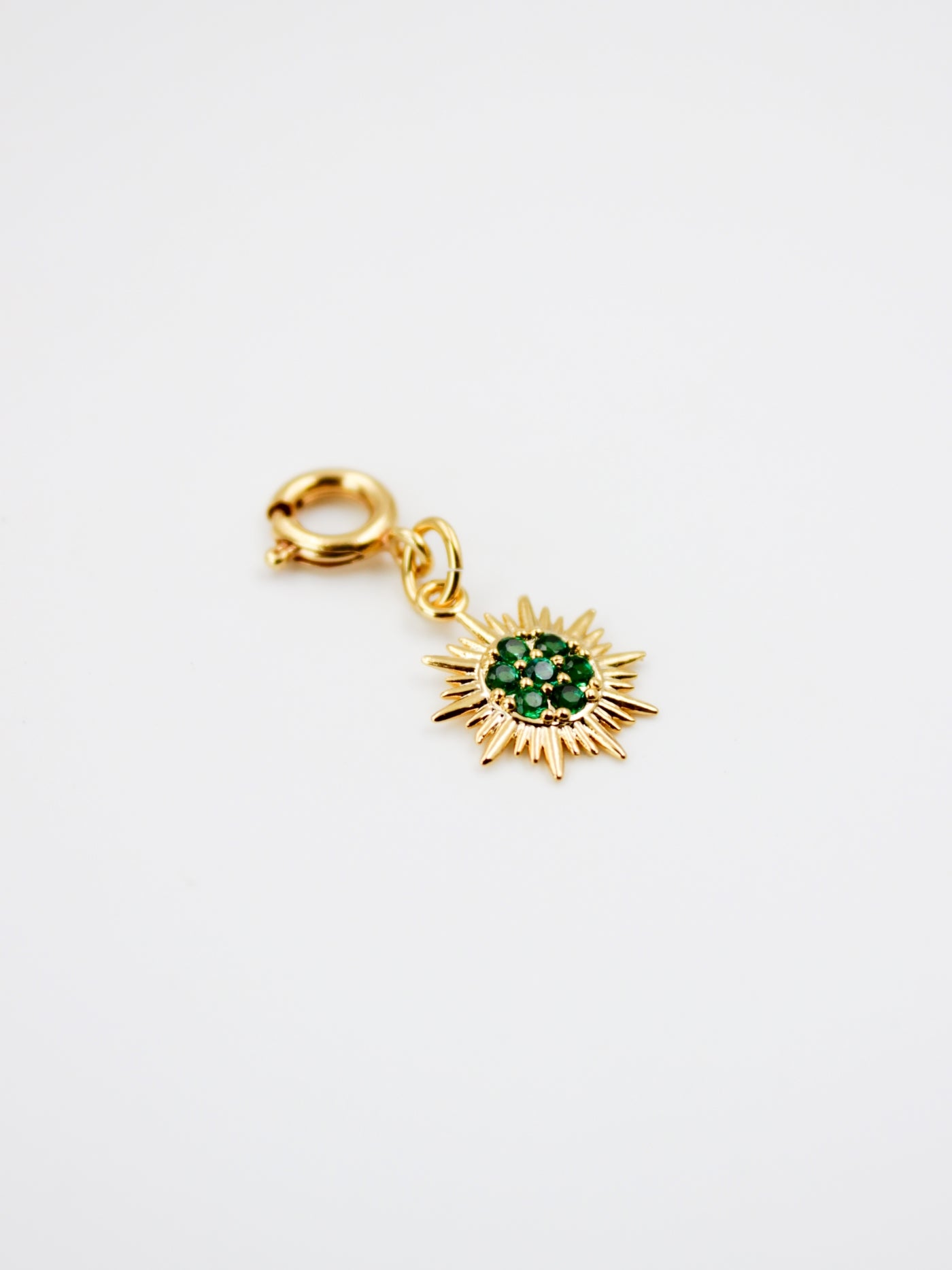 Charm soleil vert avec fermoir de la gamme GRIGRI - L'Atelier des Dames