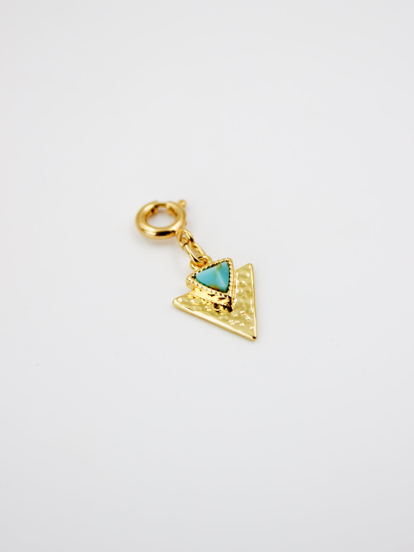 Charms triangle turquoise doré avec fermoir de la gamme GRIGRI - L'Atelier des Dames
