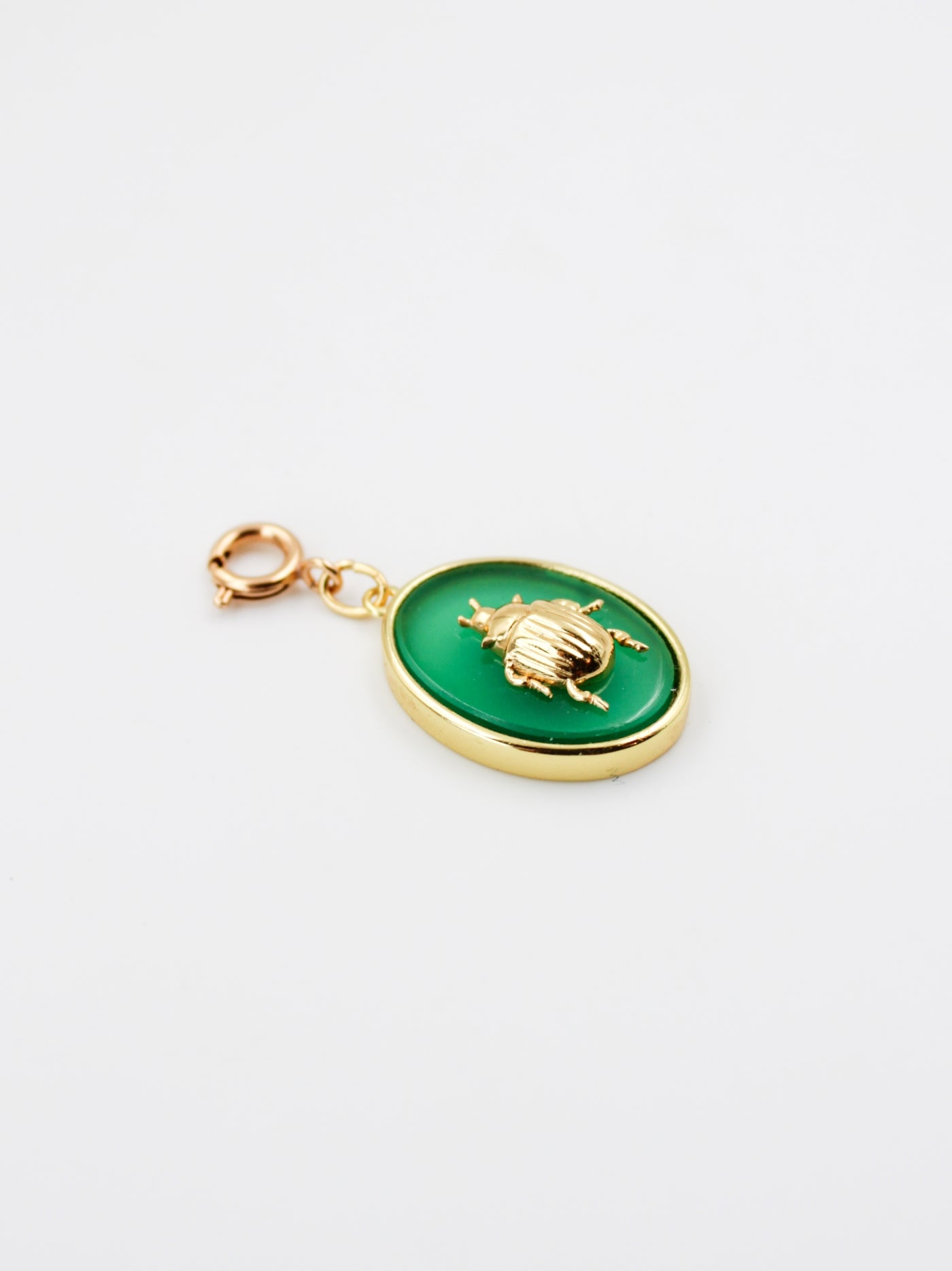 Charm médaillon scarabée en onyx vert de la gamme GRIGRI - L'Atelier des Dames