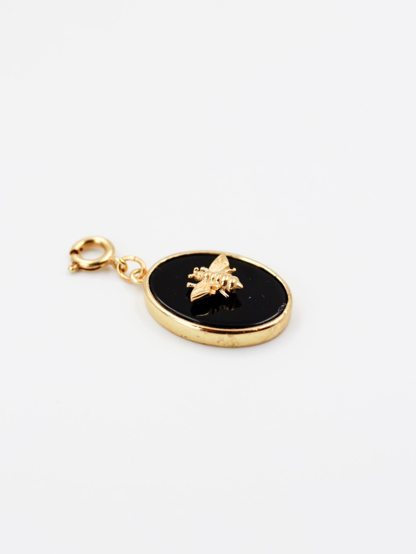 Charm médaillon abeille en onyx noir de la gamme GRIGRI - L'Atelier des Dames