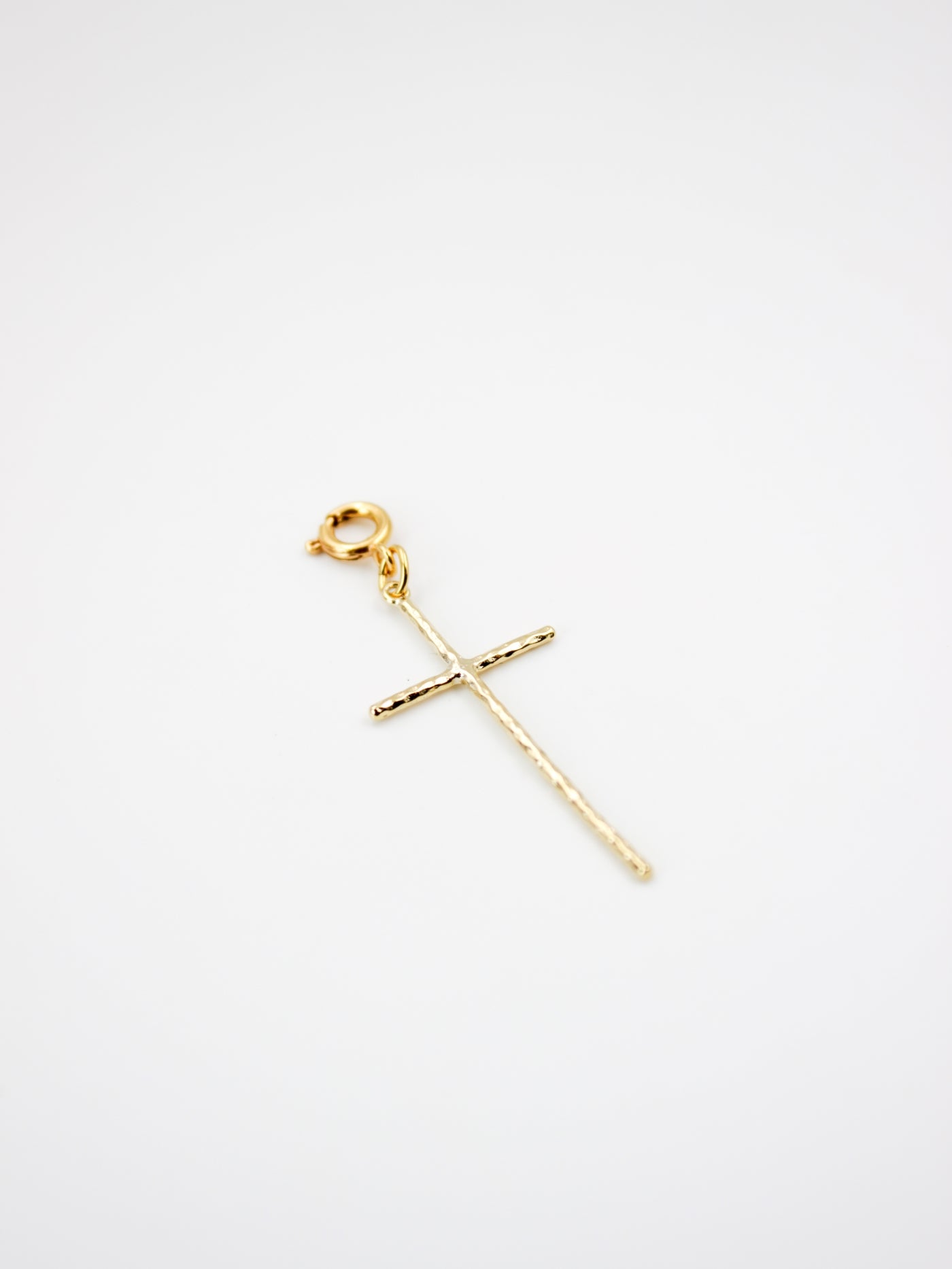 Charm croix doré de la gamme GRIGRI - L'Atelier des Dames