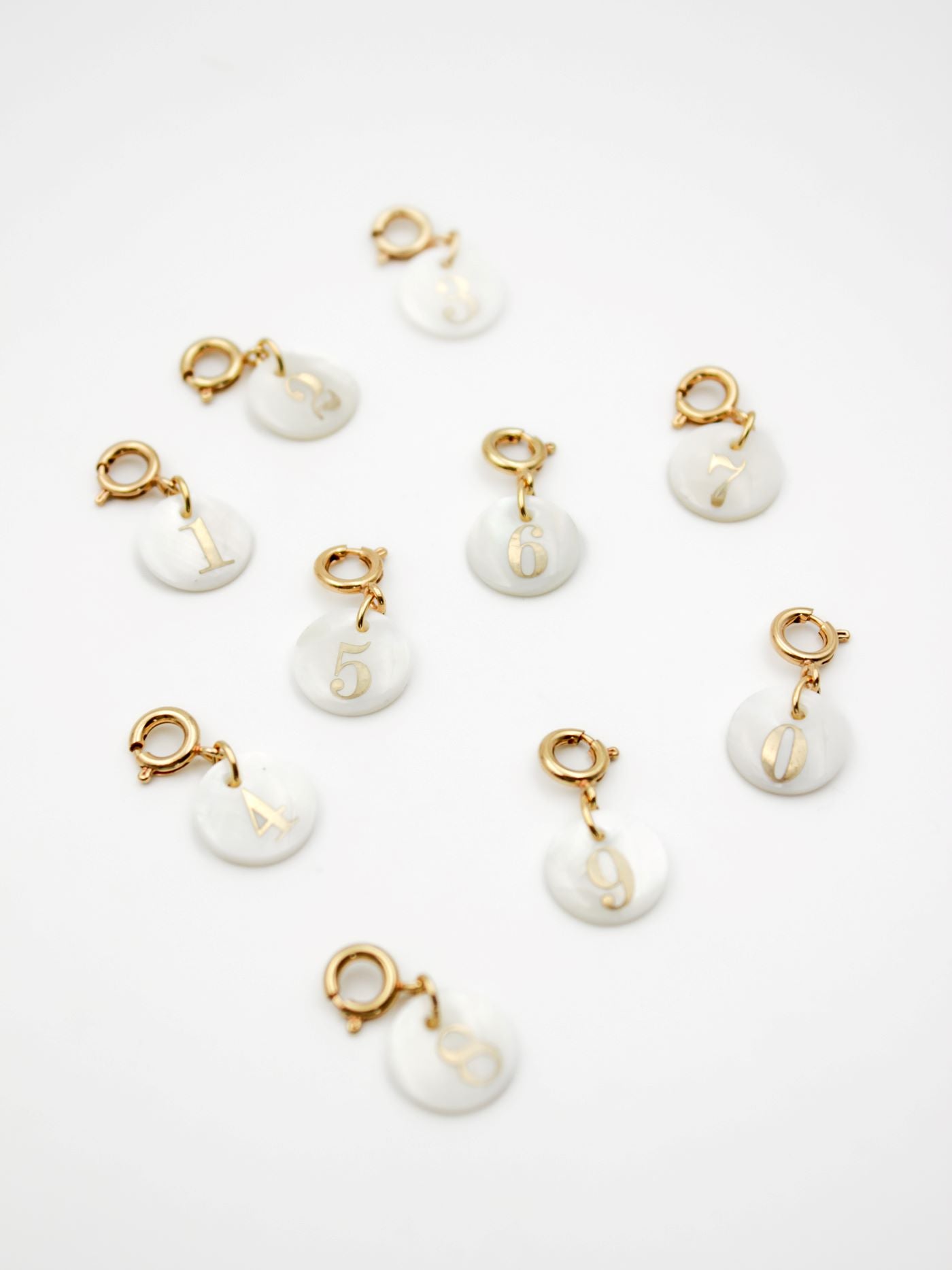 Bijoux dorés - Charms chiffres en nacre de 1 à 9  de la gamme GRIGRI - L'Atelier des Dames