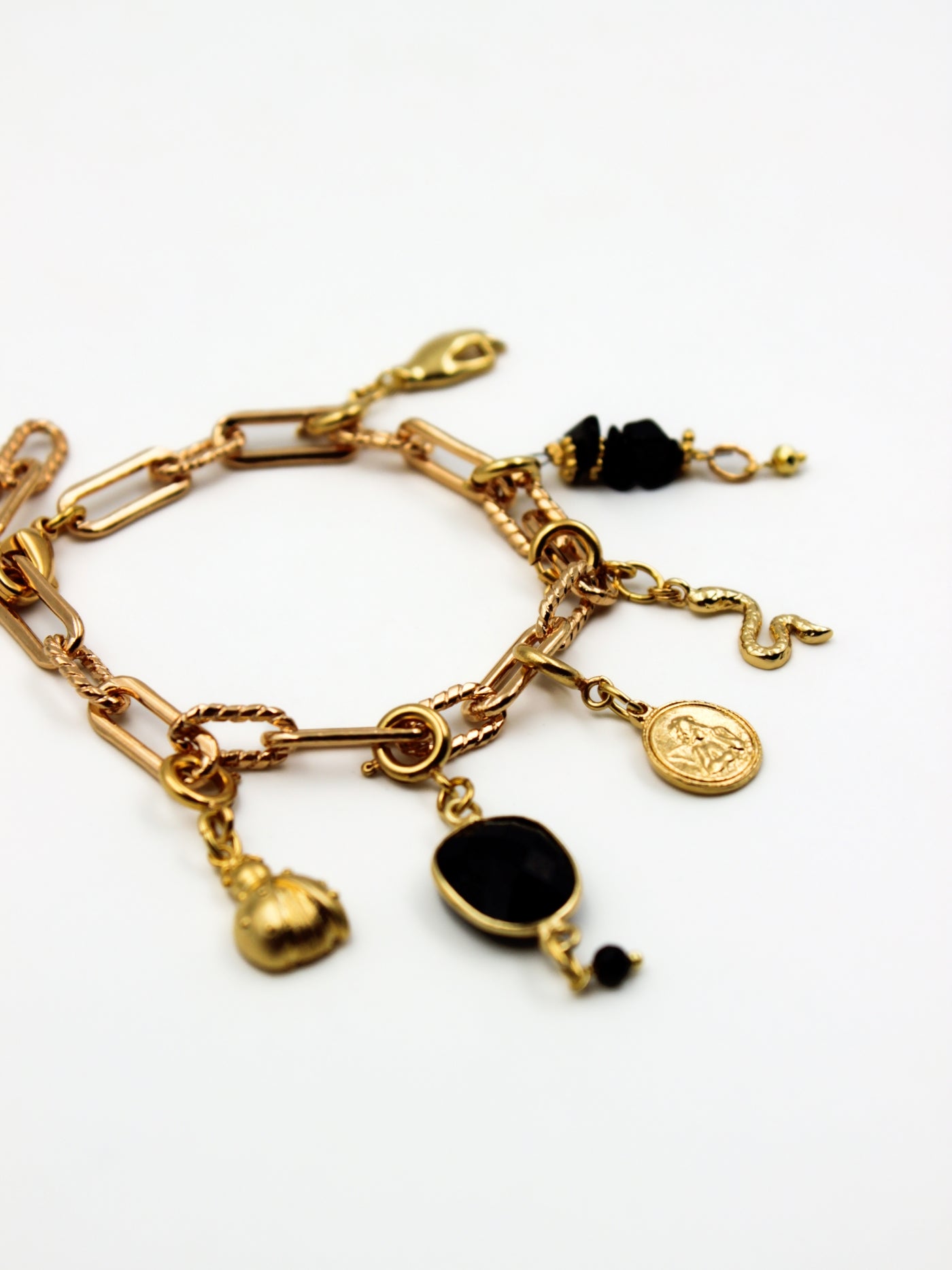 Composition charms sur bracelet en mailles torsadés de la gamme GRIGRI - L'Atelier des dames