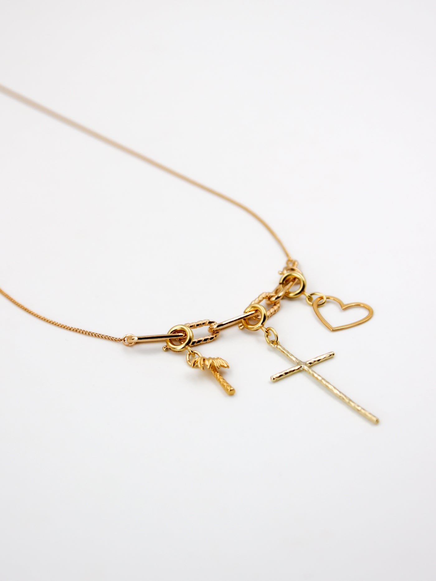 Inspiration de composition de charms sur le collier fin doré avec 3 anneaux de la gamme GRIGRI - L'Atelier des dames