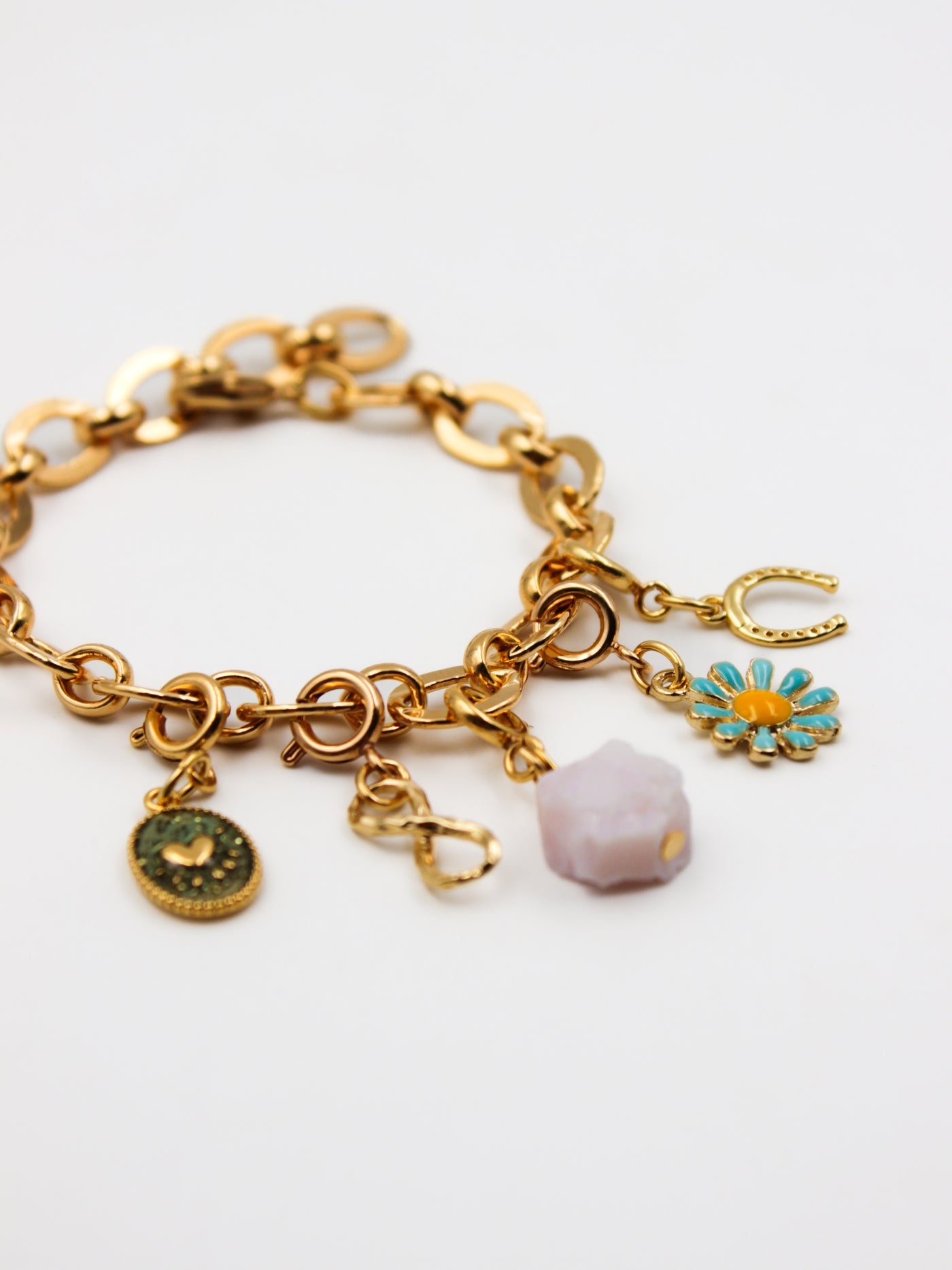 Composition de charms sur base de bracelet en mailles ovales de la gamme GRIGRI - L'Atelier des Dames