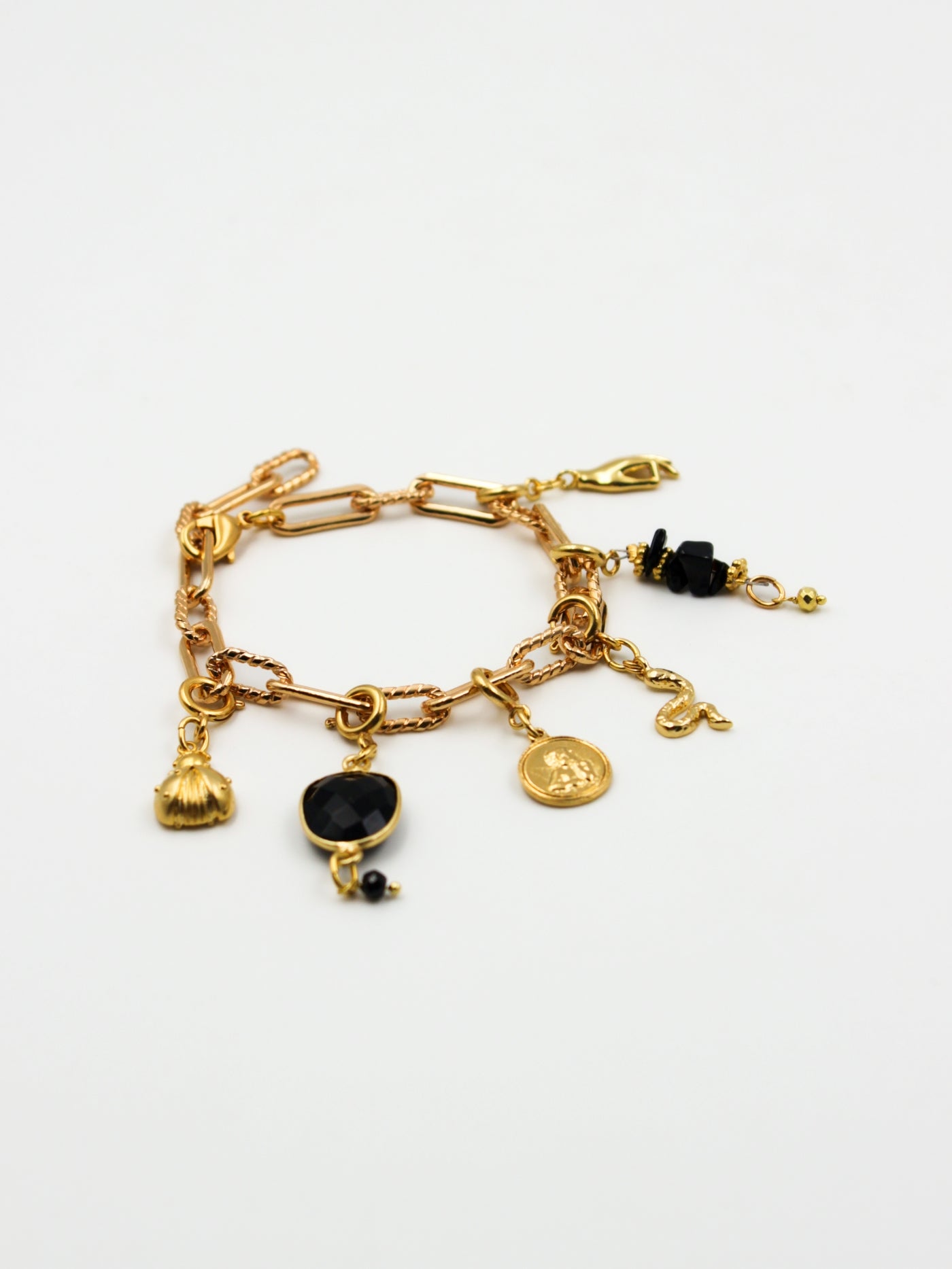Composition charms sur bracelet en mailles torsadés de la gamme GRIGRI - L'Atelier des dames - Onyx noir