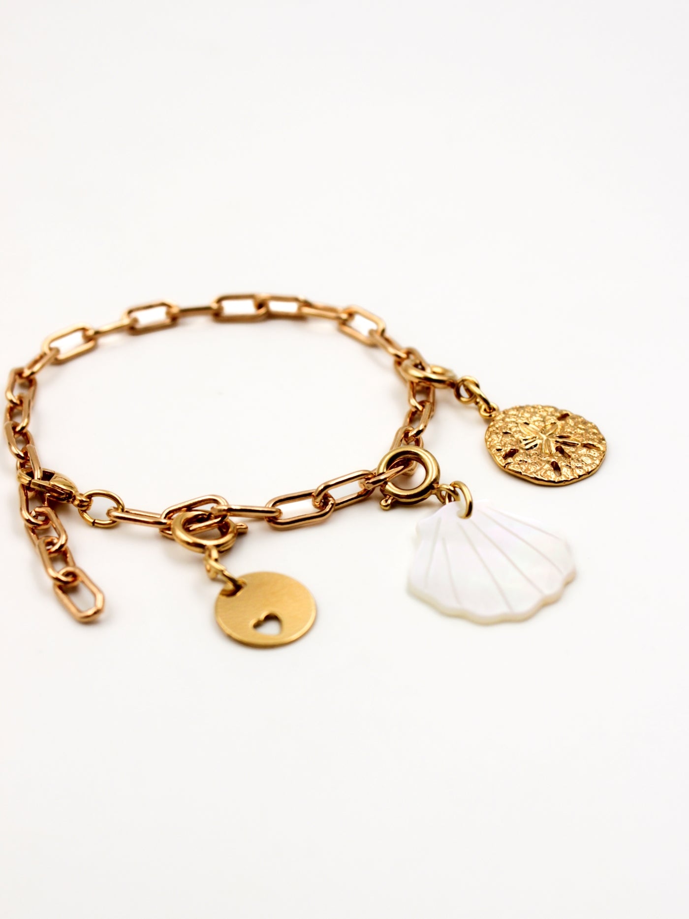 Composition charms sur base bracelet mailles rectangle de la gamme GRIGRI - L'Atelier des Dames