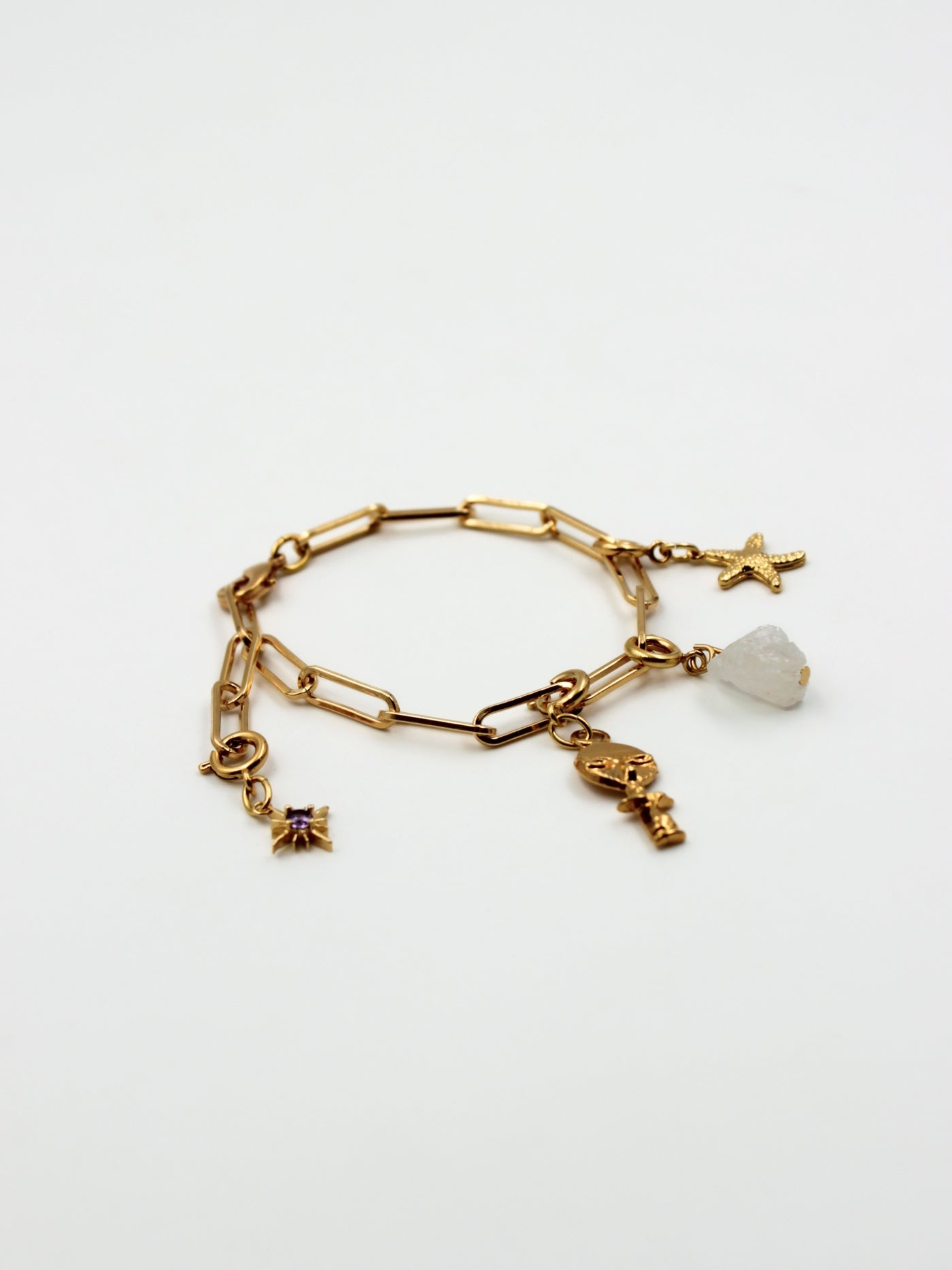 Composition charms sur une base de bracelet mailles rectangles de la gamme GRIGRI - L'Atelier des Dames 
