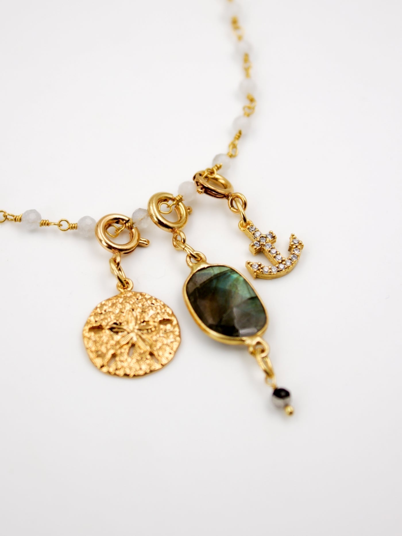 Composition charms sur base collier pierre fine carole de la gamme GRIGRI - L'Atelier des Dames - Labradorite