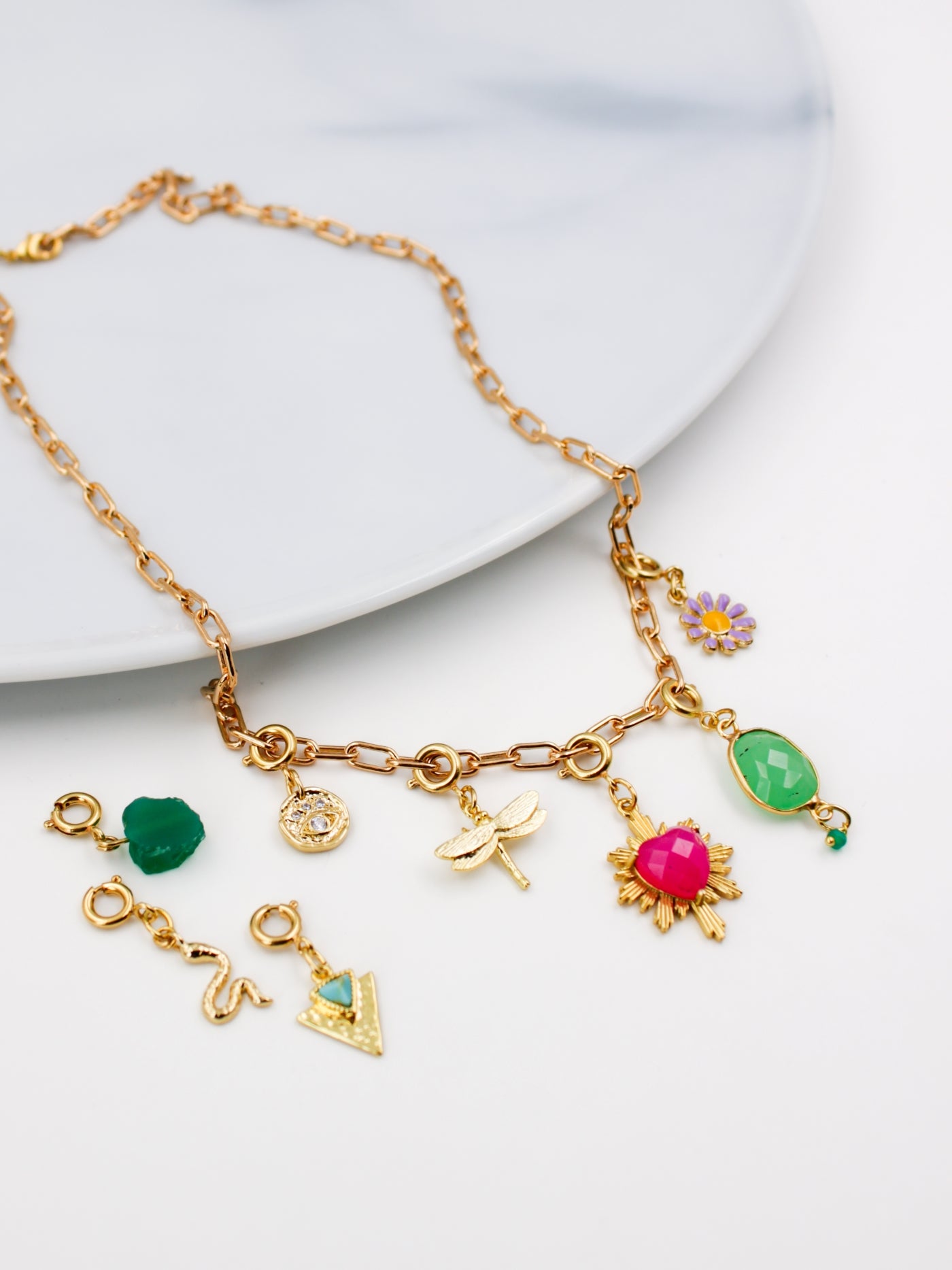 Composition charms sur base collier petites mailles rectangle de la gamme GRIGRI - L'Atelier des Dames