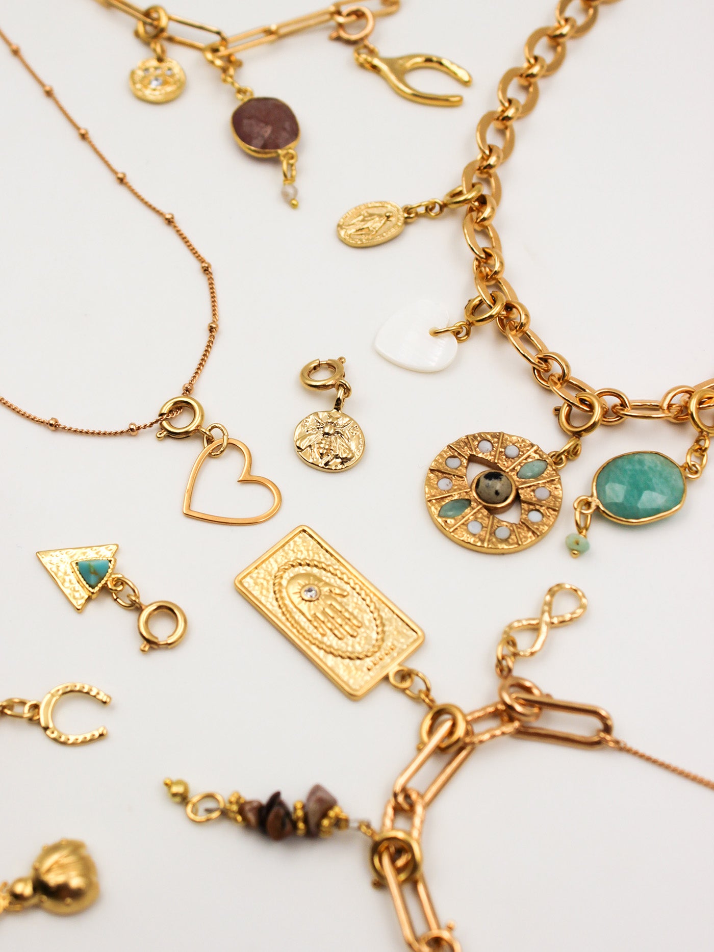 Compositions de charms sur des bases de colliers de la gamme GRIGRI - L'Atelier des Dames