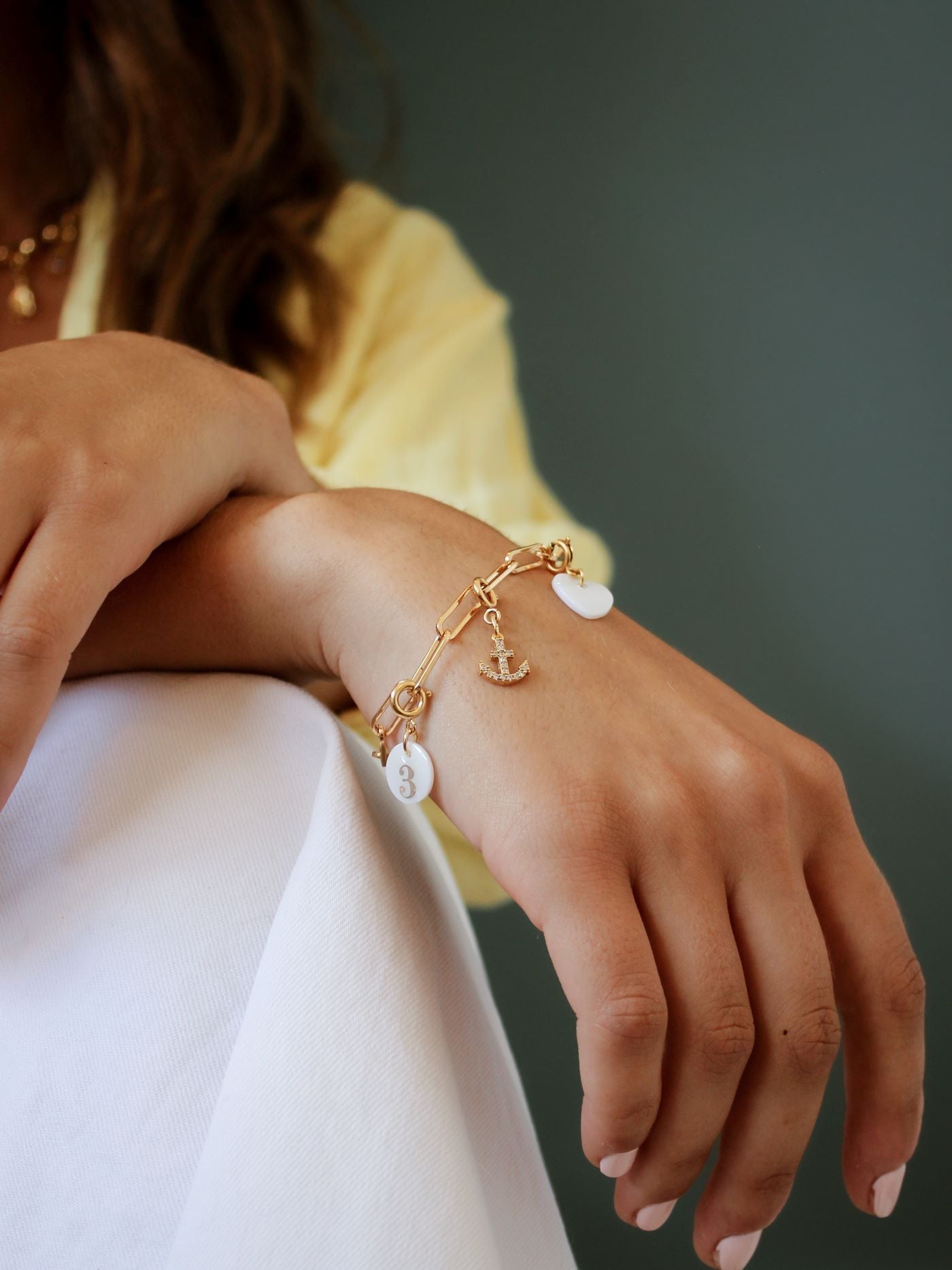 Bijoux dorés - Composition charms portée sur une base bracelet mailles rectangles - charms ancre, chiffre 3, coeur nacre - L'Atelier des Dames