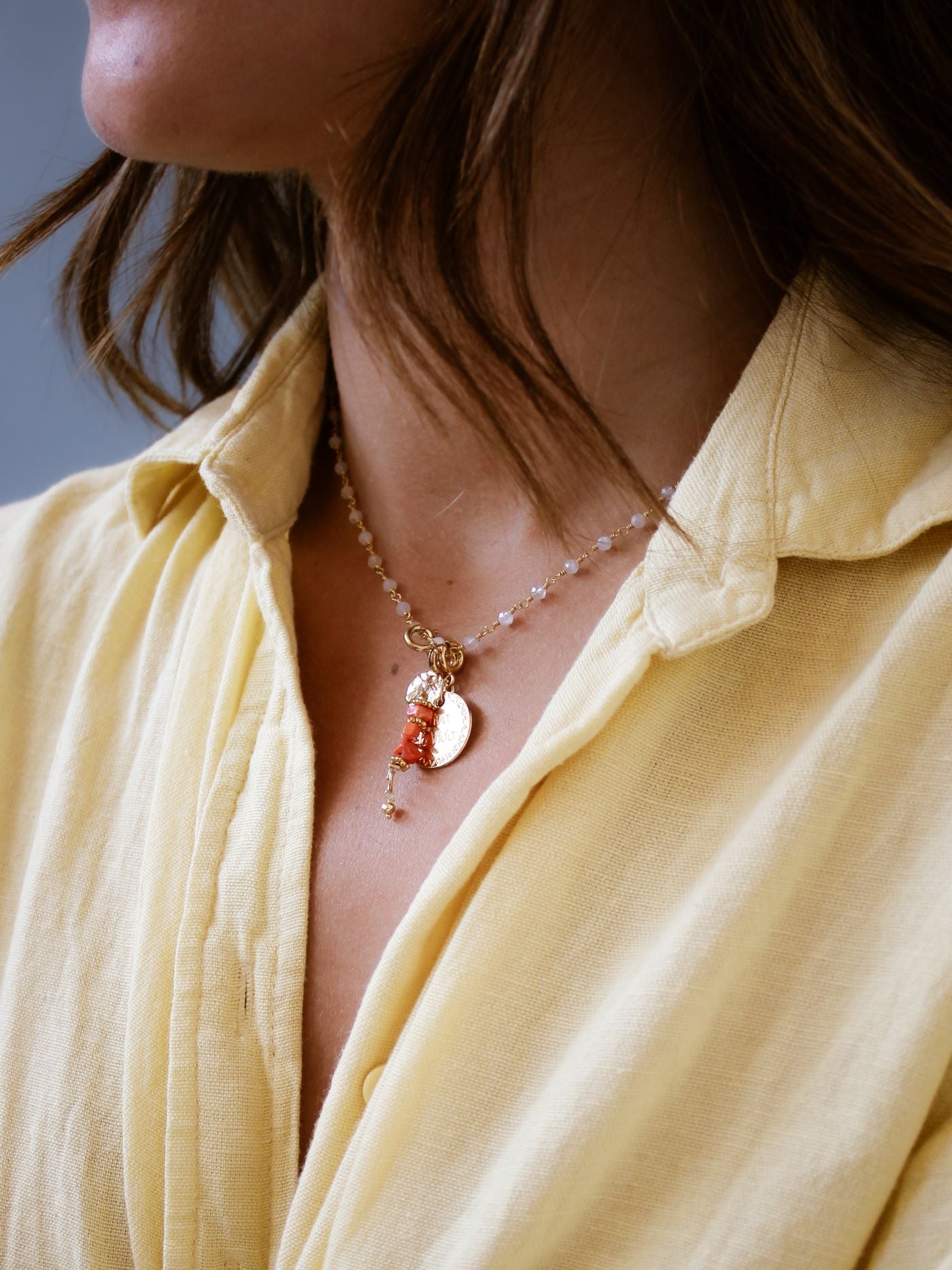 Composition charms porté sur le collier perles en pierre de lune - L'Atelier des Dames