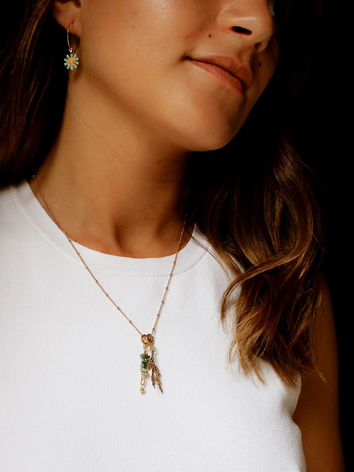 Composition charms collier porté avec le charm branche corail et tige chrysoprase