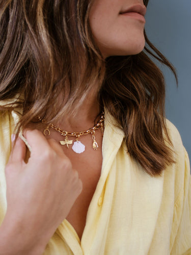 Composition doré de charms sur base collier mailles ovales porté - L'Atelier des Dames