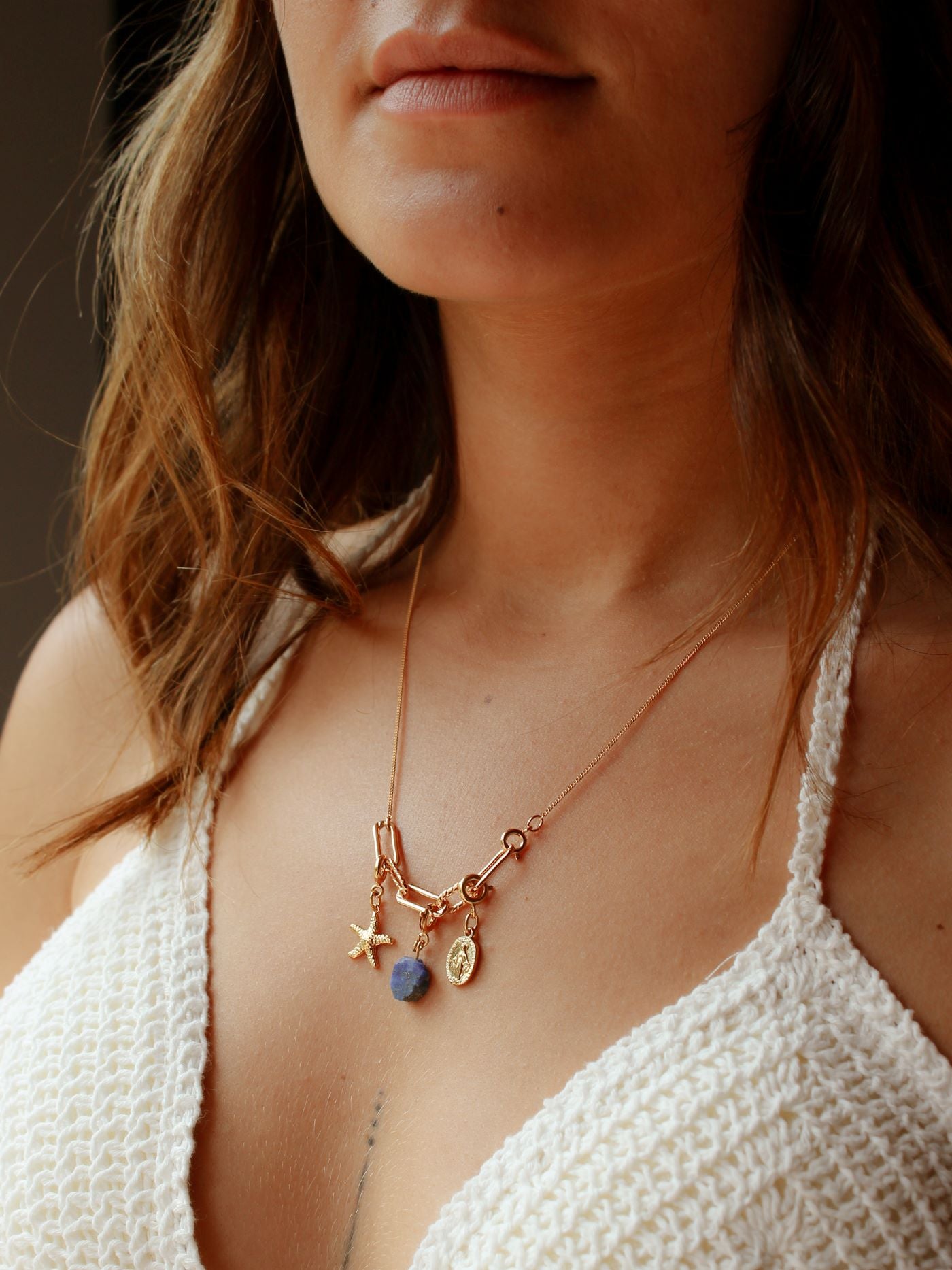 Composition collier charms porté avec le charm étoile de mer