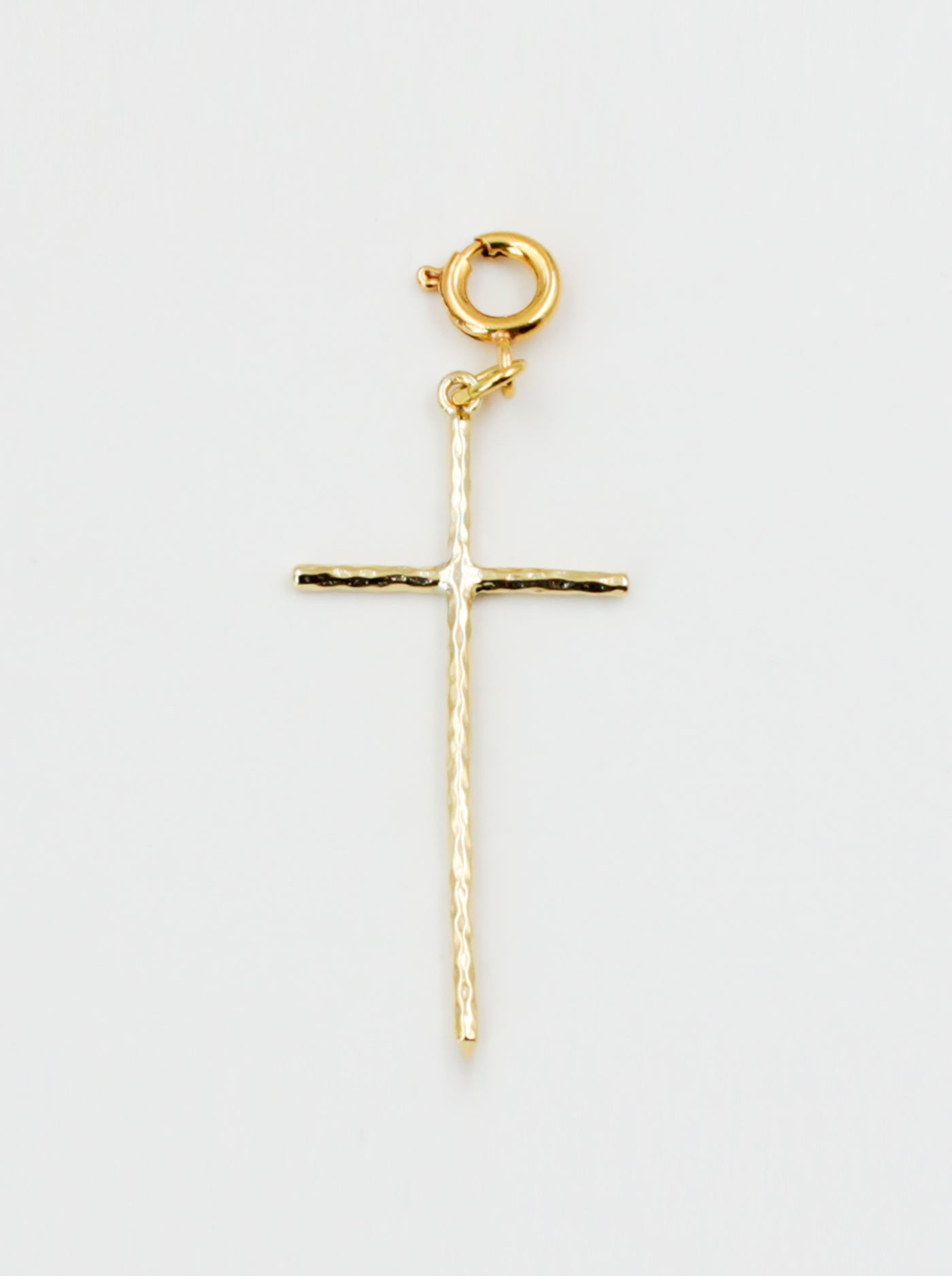 Charm médaillon croix doré de la gamme GRIGRI - L'Atelier des Dames