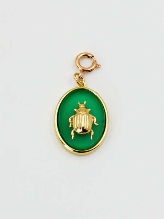 Charm médaillon scarabée en onyx vert avec fermoir de la gamme GRIGRI - L'Atelier des Dames