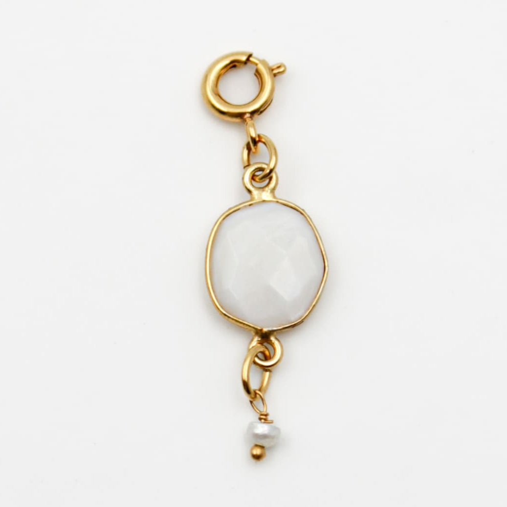 Bijoux dorés - Charm pierre en nacre - Gamme GRIGRI - L'Atelier des Dames 