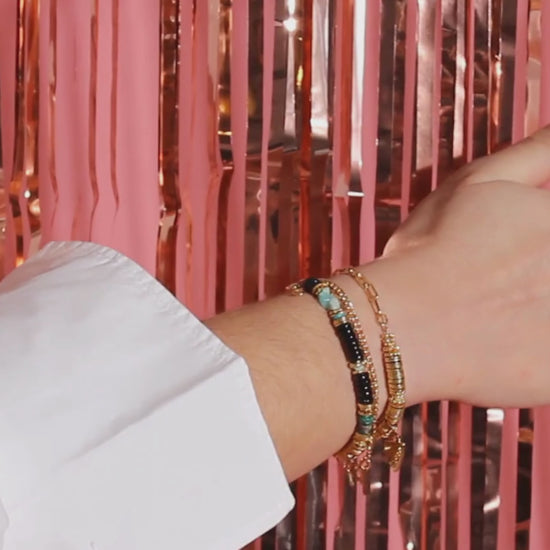 Vidéo du bracelet heishi - gamme CORALIE - pierres naturelles : onyx noir, chrysocolle, amazonite - accumulation de bijoux - nouvelle collection 23FW - l’Atelier des Dames