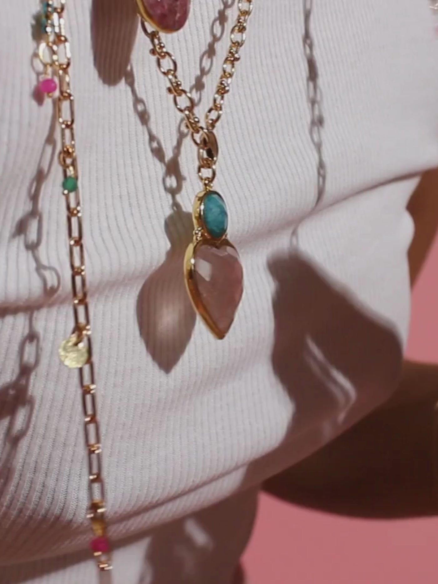 Vidéo du sautoir marguerite - gamme CARLA - pierres naturelles : multico chakras - accumulation de bijoux - nouvelle collection 23FW - l’Atelier des Dames