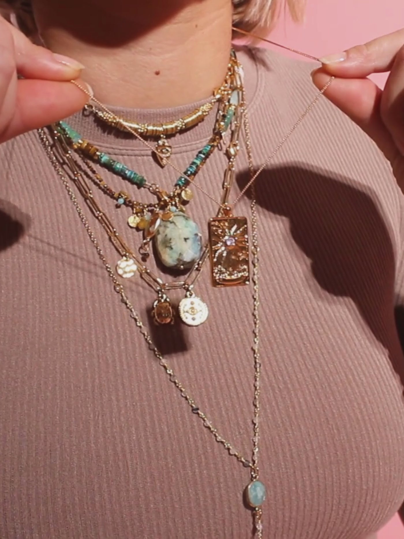 Vidéo du collier long tarot - gamme MANON - laiton doré à l’or fin - accumulation de bijoux - nouvelle collection 23FW - l’Atelier des Dames