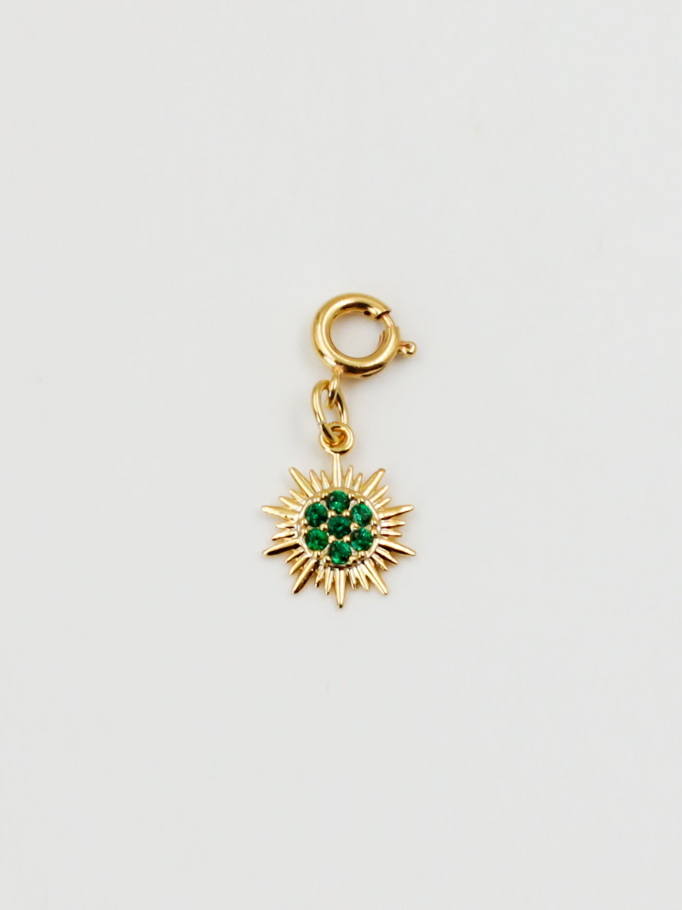 Bijoux dorés - Charm soleil vert de la gamme GRIGRI - L'Atelier des Dames