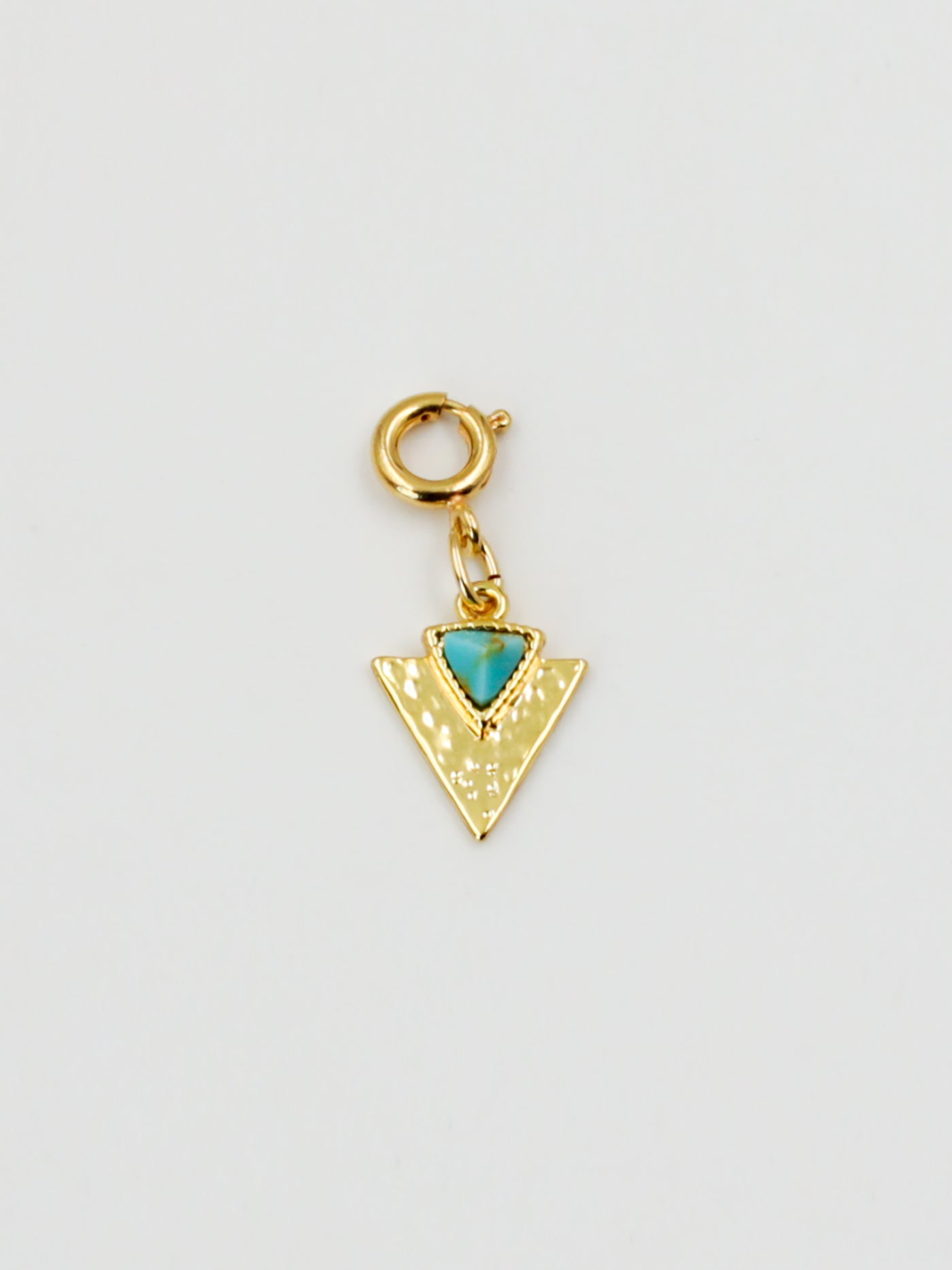 Charms triangle turquoise doré de la gamme GRIGRI - L'Atelier des Dames