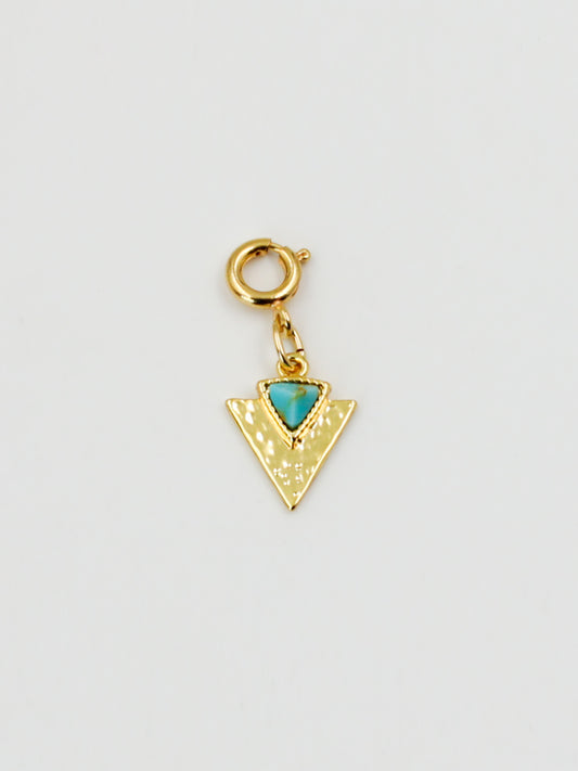 Charms triangle turquoise doré de la gamme GRIGRI - L'Atelier des Dames