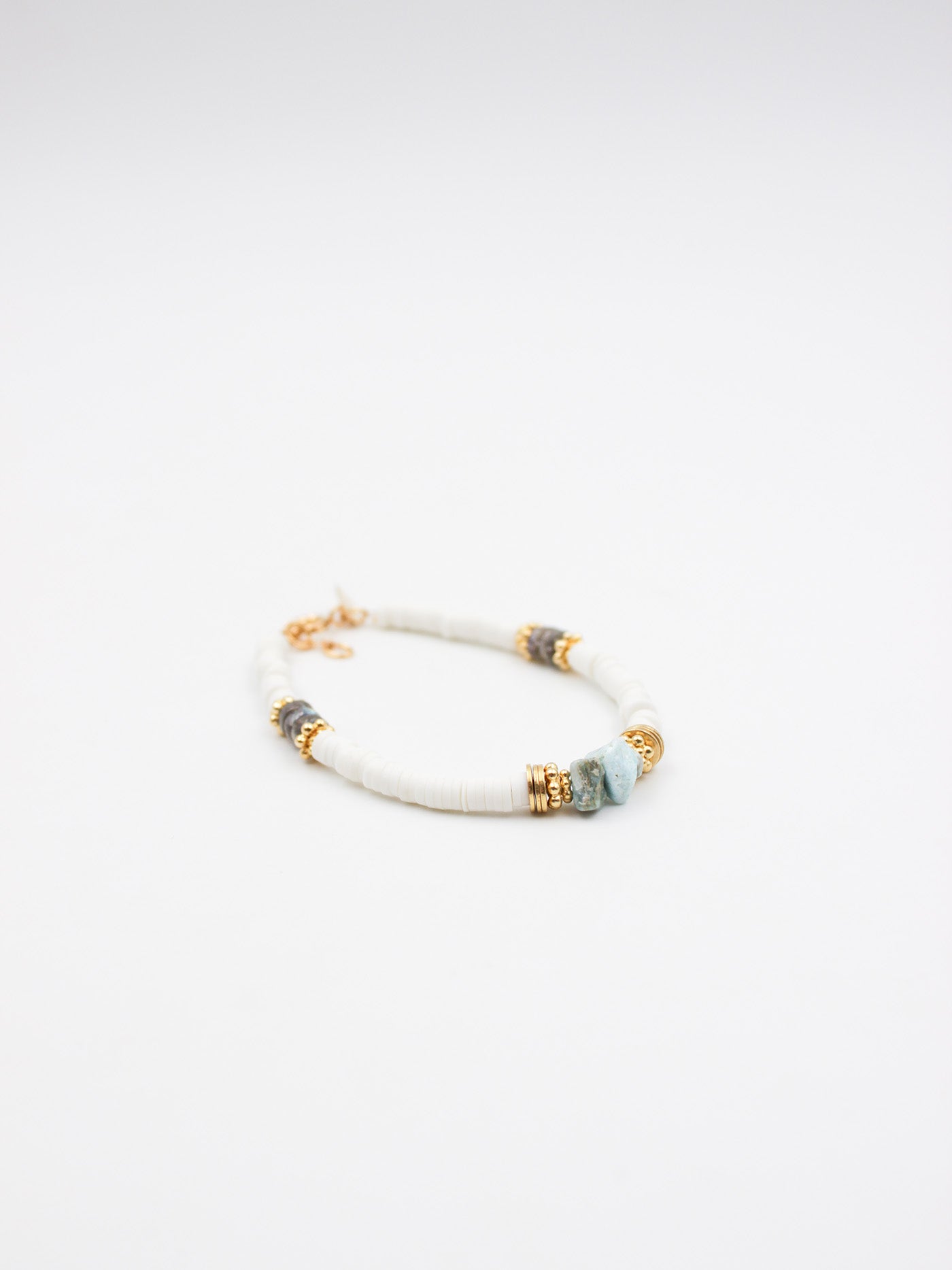 Bracelet gomme blanc - gamme VANESSA - laiton doré à l’or fin - pierres naturelles : labradorite, larimar - nouvelle collection 23FW - l’Atelier des Dames