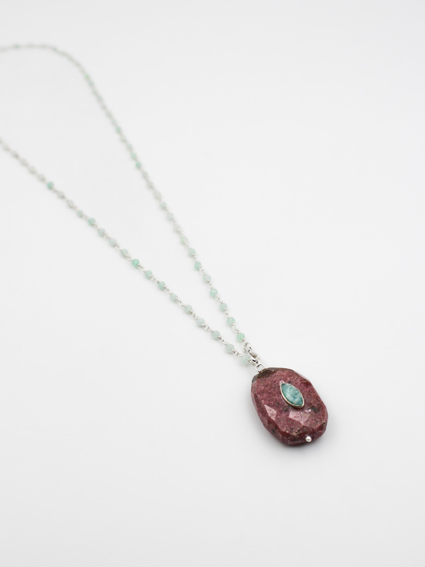 Collier perles et pierre facetée - gamme LOUISE - argent 925 - pierres naturelles : chrysoprase, rhodonite, amazonite - nouvelle collection 23FW - l’Atelier des Dames