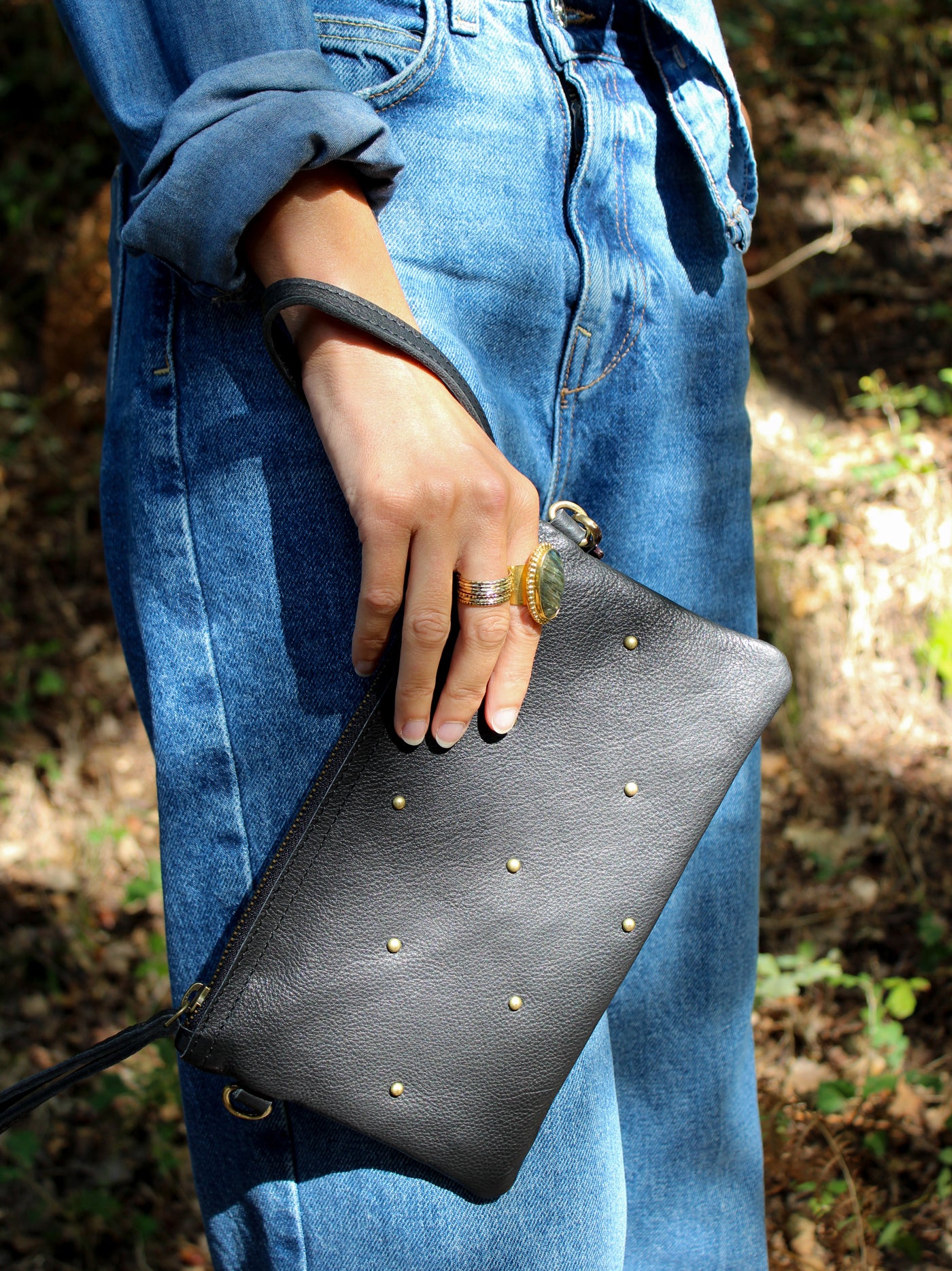 Petite pochette en cuir bleu marine Violet L Atelier des Dames